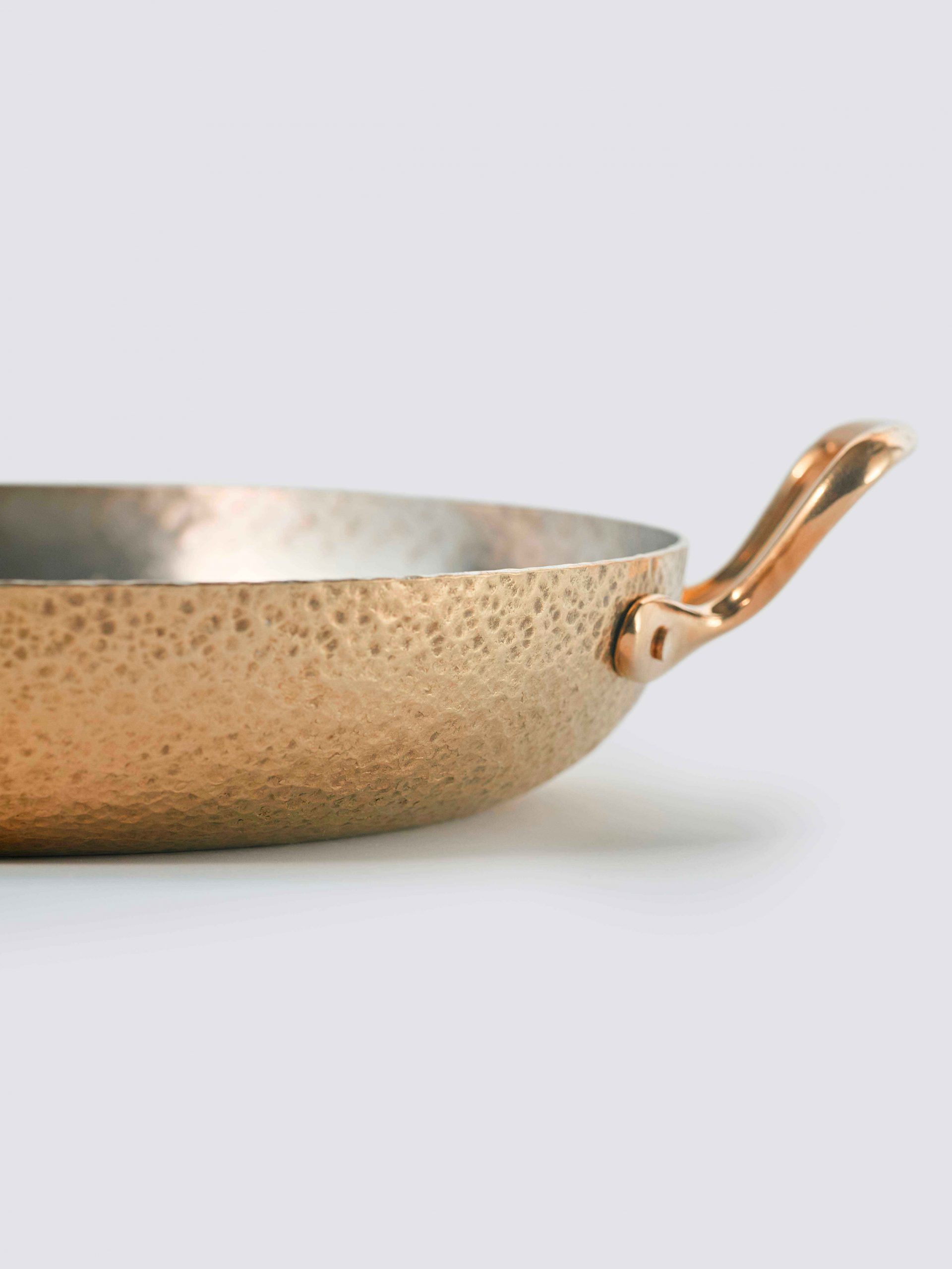 Gibco Сковорода 19х3,5 см с двумя ручками "Брасс Эхо", латунная с лужением внутри, с тиснением — изображение 2