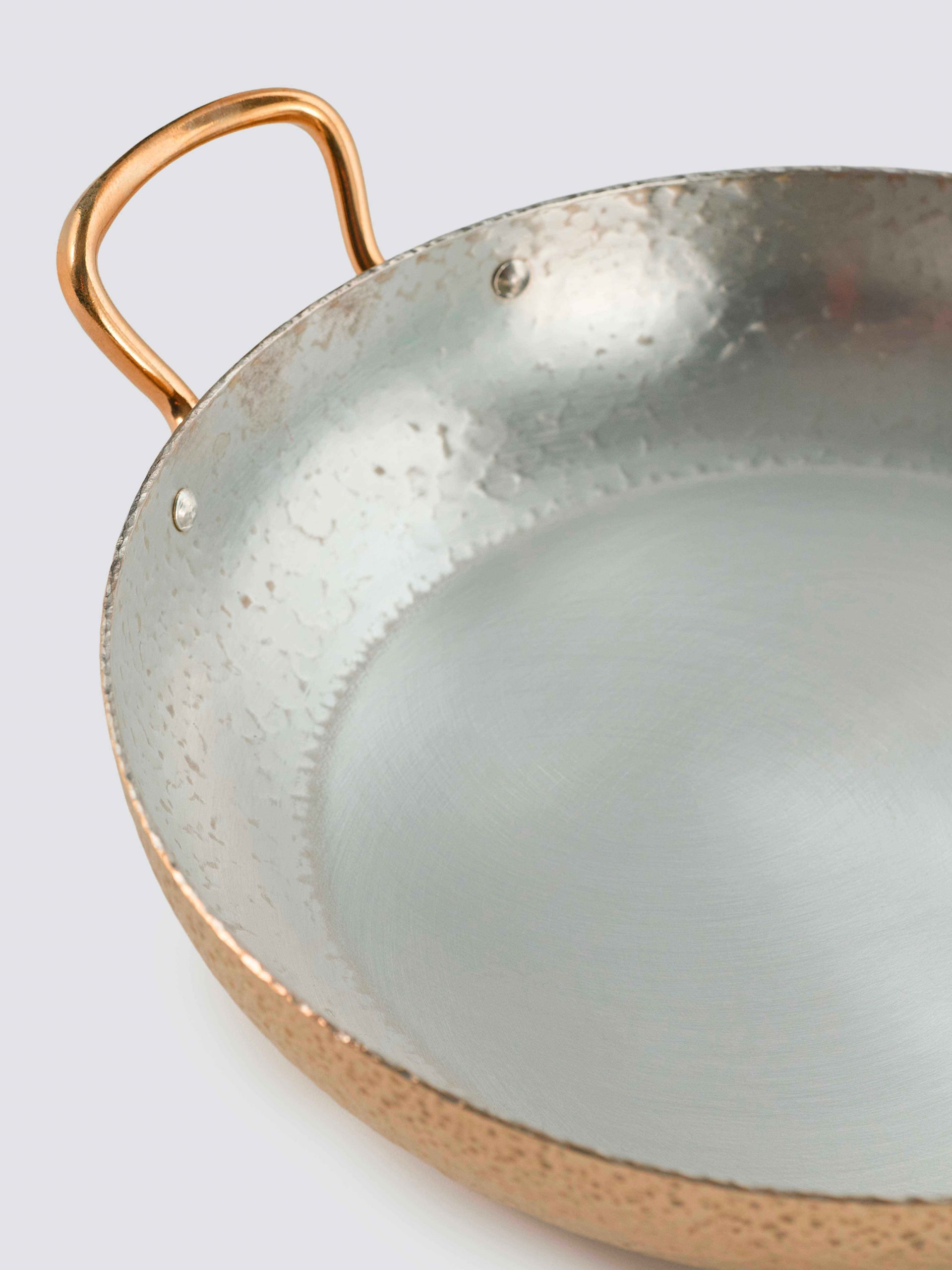 Gibco Сковорода 19х3,5 см с двумя ручками "Брасс Эхо", латунная с лужением внутри, с тиснением — изображение 3