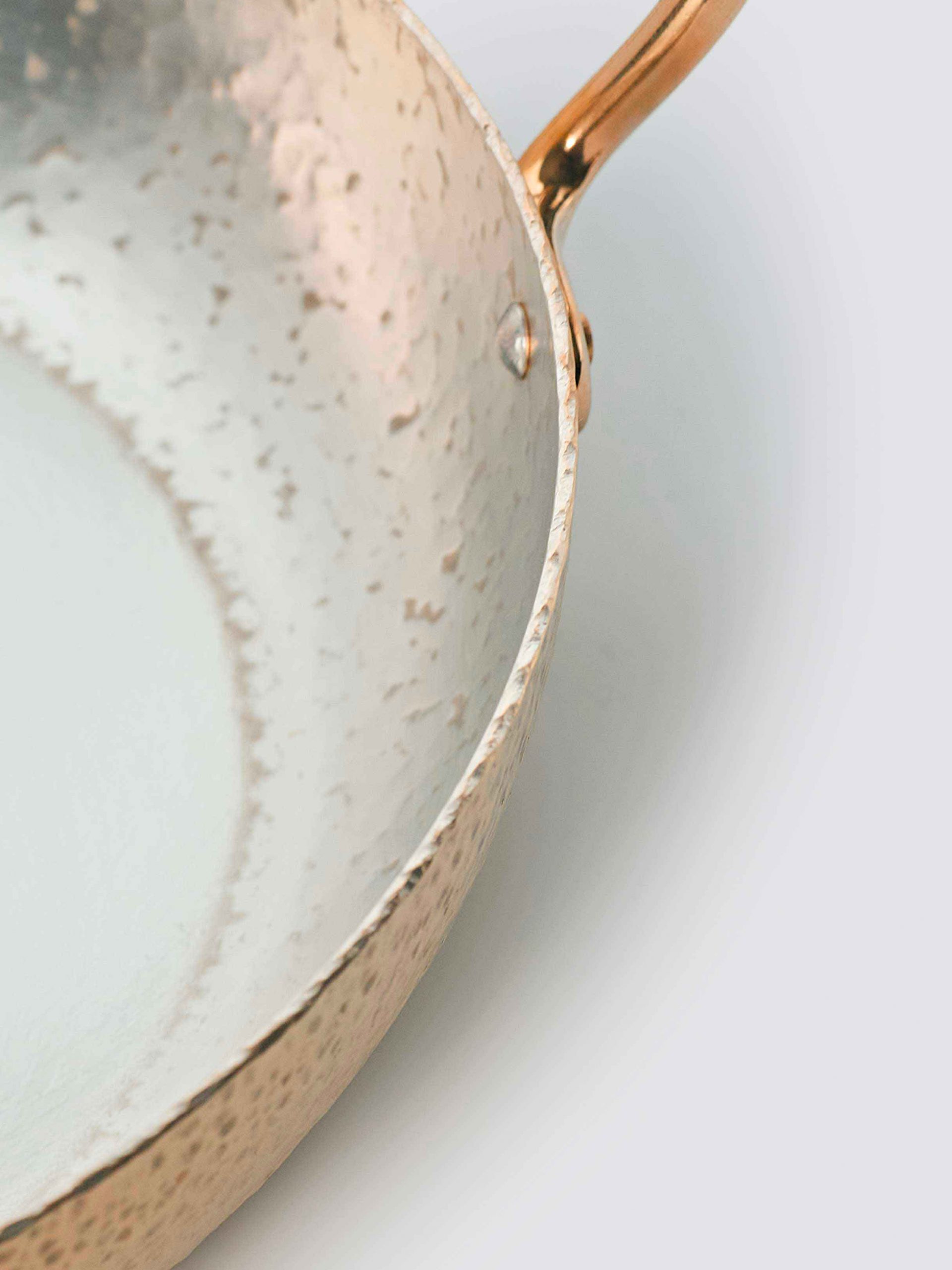 Gibco Сковорода 19х3,5 см с двумя ручками "Брасс Эхо", латунная с лужением внутри, с тиснением — изображение 4